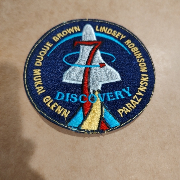 Collectible NASA 4" patch featuring the names of seven astronauts and space - Picture 2 of 7